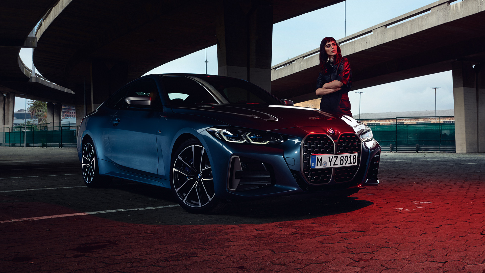 BMW бъбрековидна радиаторна решетка BMW M440i xDrive Купе G22 2020 три четвърти изглед отстрани BMW M440i xDrive Купе Arctic Race Blue metallic G22 2020 три четвърти изглед отстрани с модел