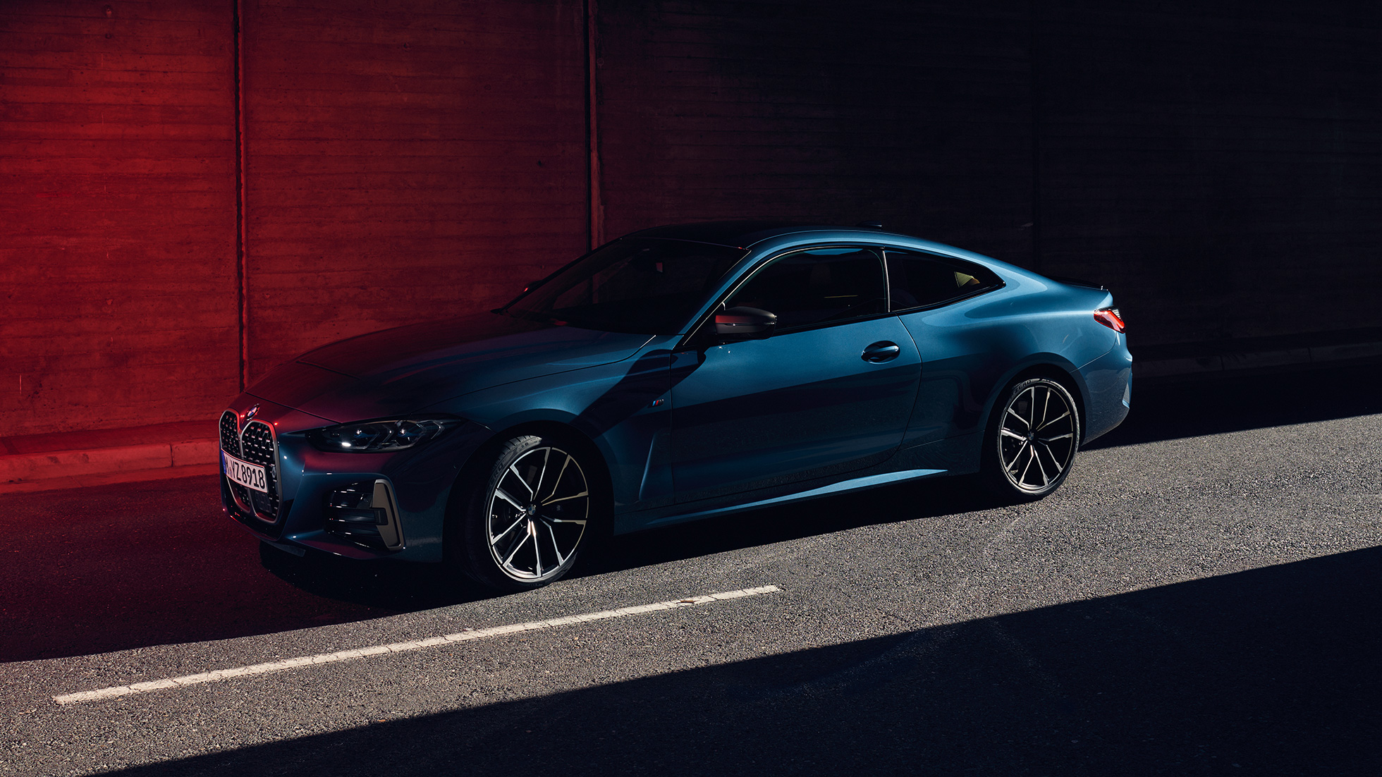 Изглед отстрани линия на покрива BMW M440i xDrive Купе G22 2020 BMW M440i xDrive Купе Arctic Race Blue metallic G22 2020 изглед отстрани линия на покрива