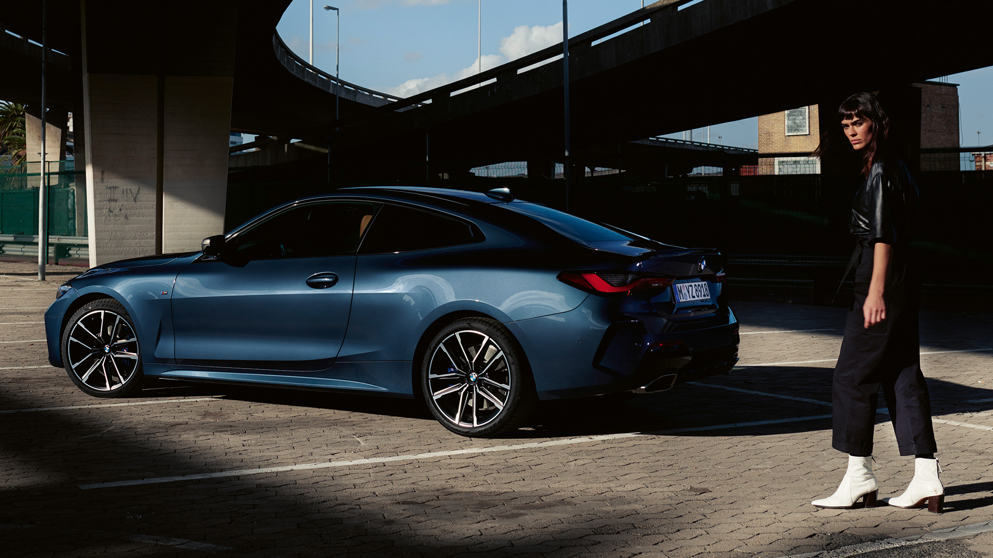 Три четвърти изглед отзад BMW M440i xDrive Купе G22 2020 BMW M440i xDrive Купе Arctic Race Blue metallic G22 2020 три четвърти изглед отстрани с модел