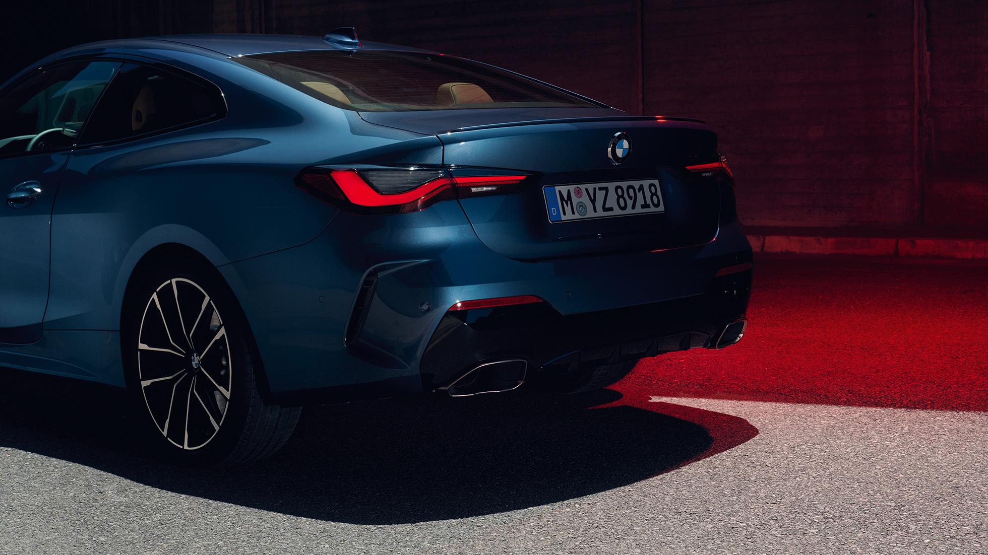 Три четвърти изглед отзад задни светлини BMW M440i xDrive Купе G22 2020 BMW M440i xDrive Купе Arctic Race Blue metallic G22 2020 три четвърти изглед отзад със задни светлини