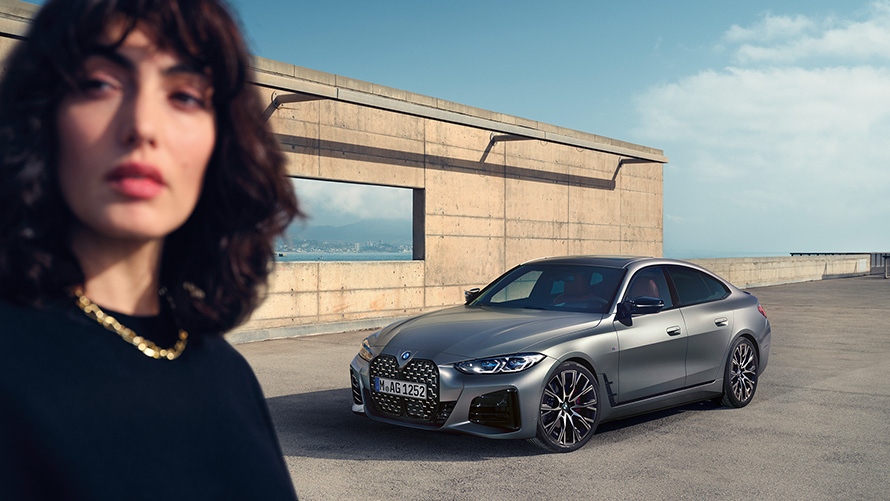 BMW M440i xDrive Гран Купе G26 2021 три четвърти изглед отпред с модел BMW M440i xDrive Гран Купе G26 2021 Frozen Pure Grey metallic три четвърти изглед отпред с модел