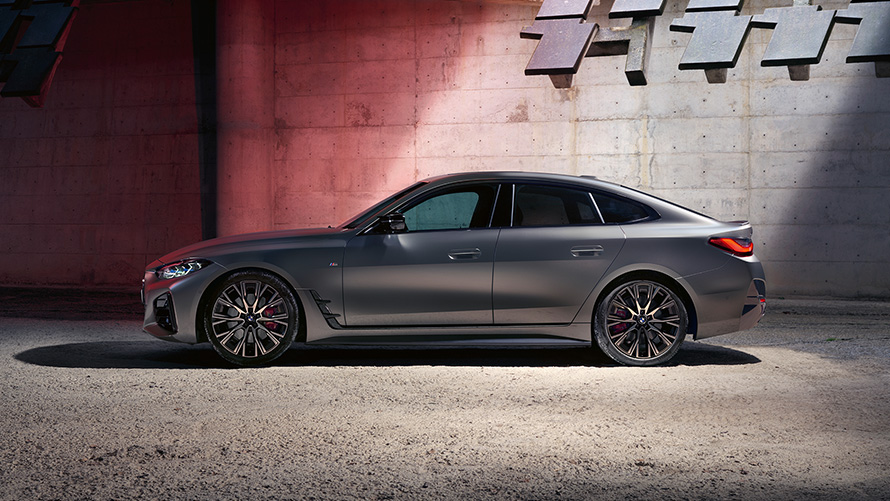 BMW M440i xDrive Гран Купе G26 2021 изглед отстрани BMW M440i xDrive Гран Купе G26 2021 Frozen Pure Grey metallic изглед отстрани пред стена