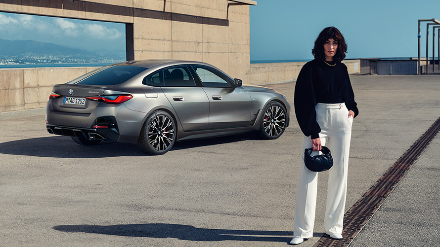 BMW M440i xDrive Гран Купе G26 2021 три четвърти изглед отзад с модел BMW M440i xDrive Гран Купе G26 2021 Frozen Pure Grey metallic три четвърти изглед отзад с модел