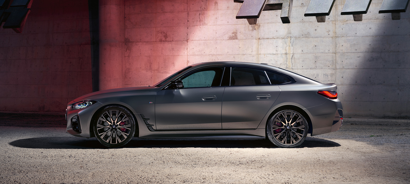 BMW M440i xDrive Гран Купе G26 2021 изглед отстрани BMW M440i xDrive Гран Купе G26 2021 BMW Individual Frozen Pure Grey metallic изглед отстрани в покой