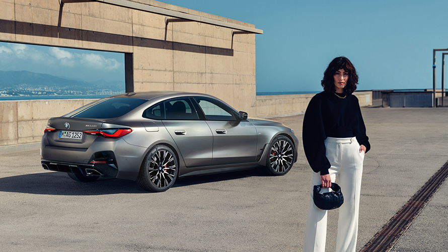 BMW M440i xDrive Гран Купе G26 2021 три четвърти изглед отзад с модел BMW M440i xDrive Гран Купе G26 2021 три четвърти изглед отзад с модел