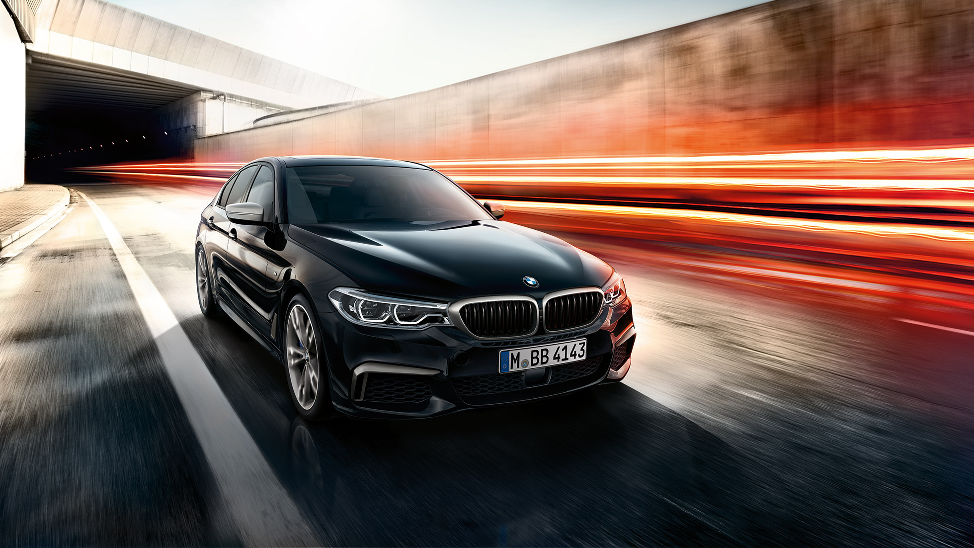 BMW M550i и BMW M550d. BMW M550i и BMW M550d, три четвърти изглед отпред в движение