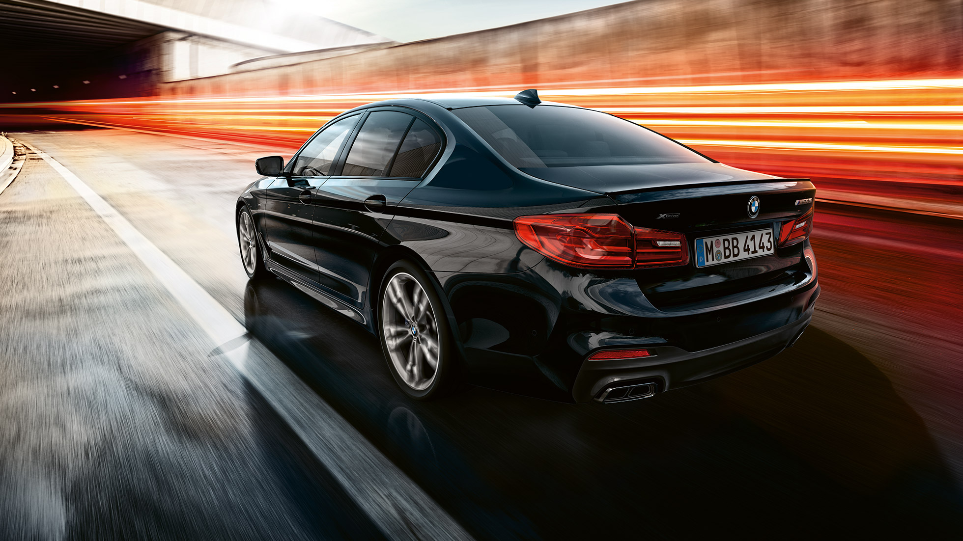 Динамика на управлението. BMW M550i и BMW M550d, три четвърти изглед отзад в движение