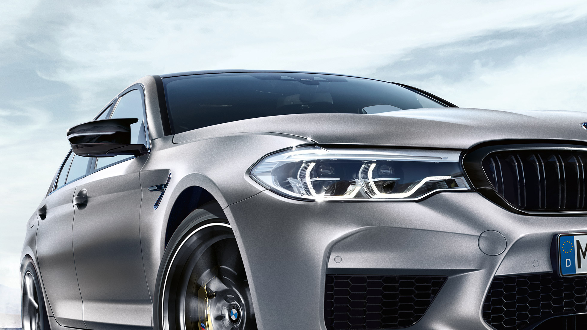 LED фарове. BMW M5 Competition, три четвърти изглед отпред с LED фарове