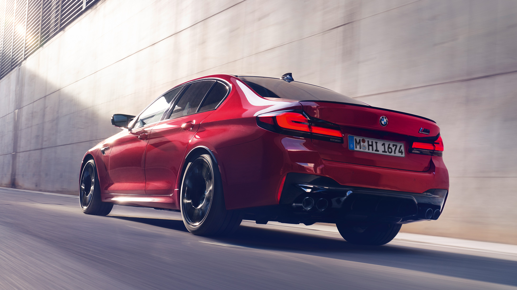 BMW M5 Competition F90 LCI Facelift 2020 три четвърти изглед отзад BMW M5 Competition F90 LCI Facelift 2020 BMW Individual Imola Red три четвърти изглед отзад в движение