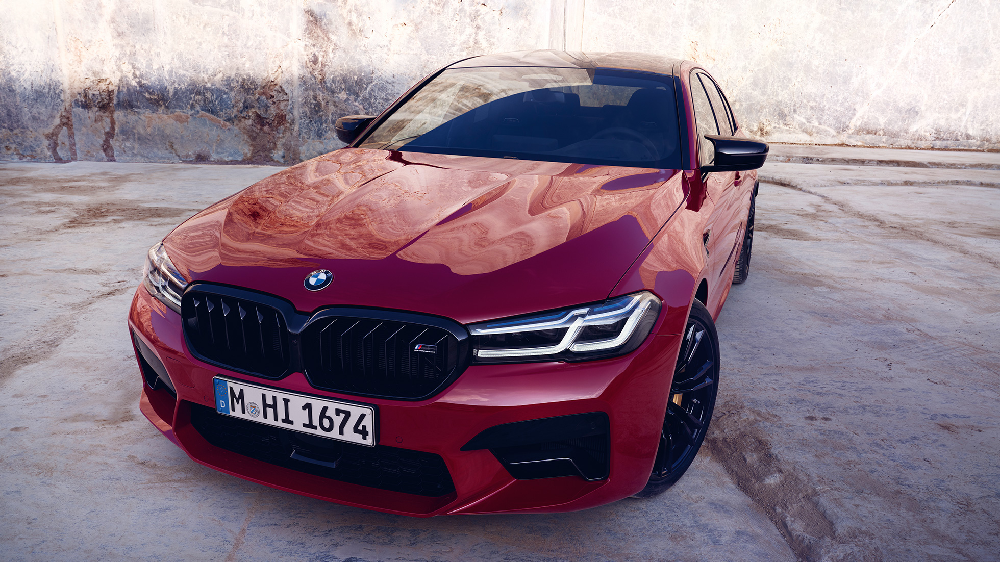 М дизайн BMW M5 Competition F90 LCI Facelift 2020 три четвърти изглед отпред М дизайн BMW M5 Competition F90 LCI фейслифт 2020 BMW Individual Imola Red три четвърти изглед отпред