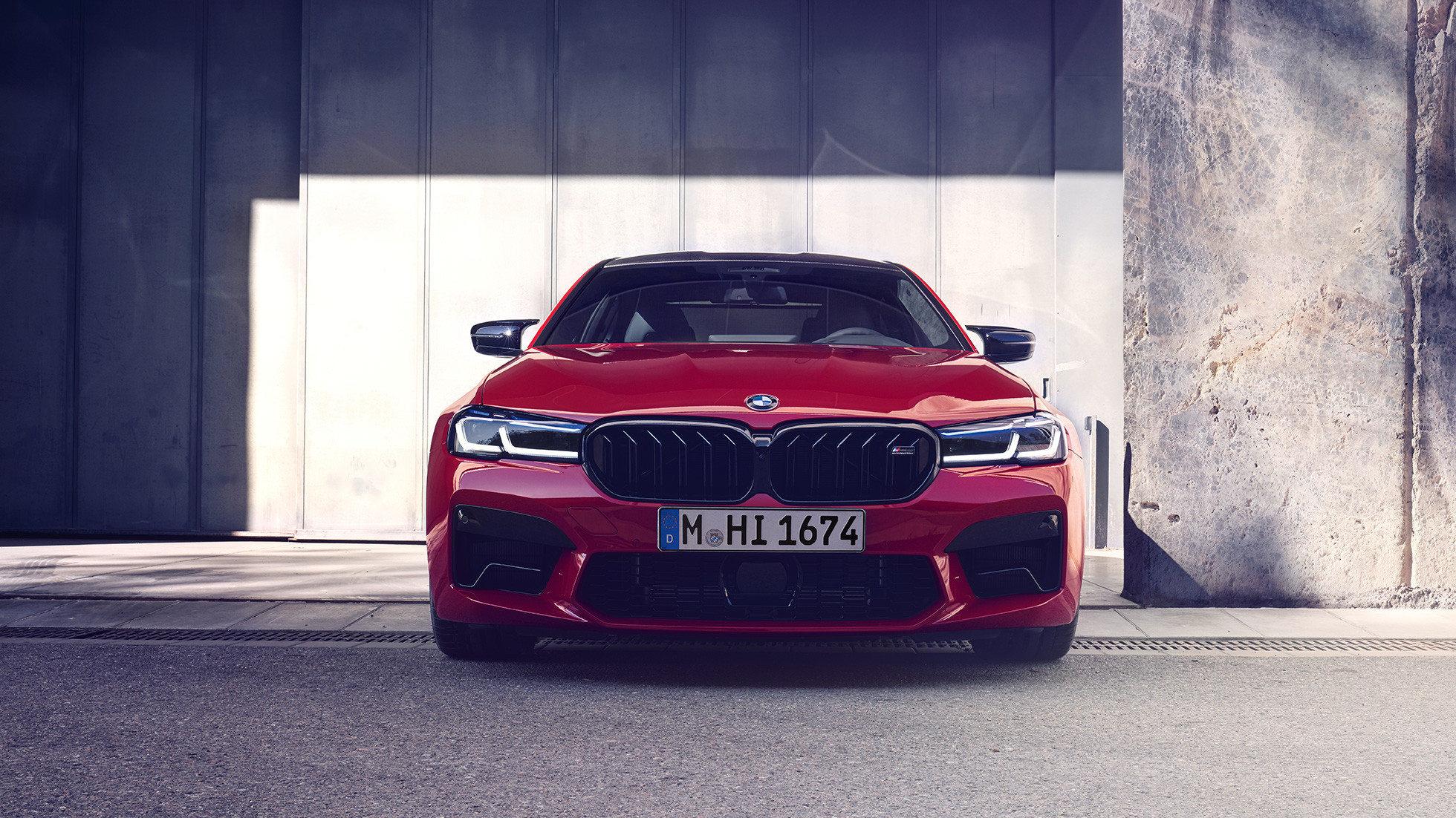 Предна част с нова бъбрековидна радиаторна решетка BMW M5 Competition F90 LCI фейслифт 2020 Предна част с нова бъбрековидна радиаторна решетка BMW M5 Competition F90 LCI фейслифт 2020 BMW Individual Imola Red изглед отпред