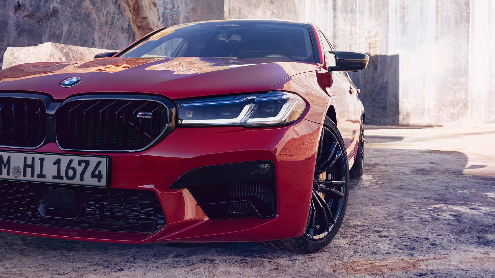 BMW Лазерни светлини BMW M5 Competition F90 LCI фейслифт 2020 снимка отблизо отпред BMW Лазерни светлини BMW M5 Competition F90 LCI фейслифт 2020 BMW Individual Imola Red снимка отблизо отпред