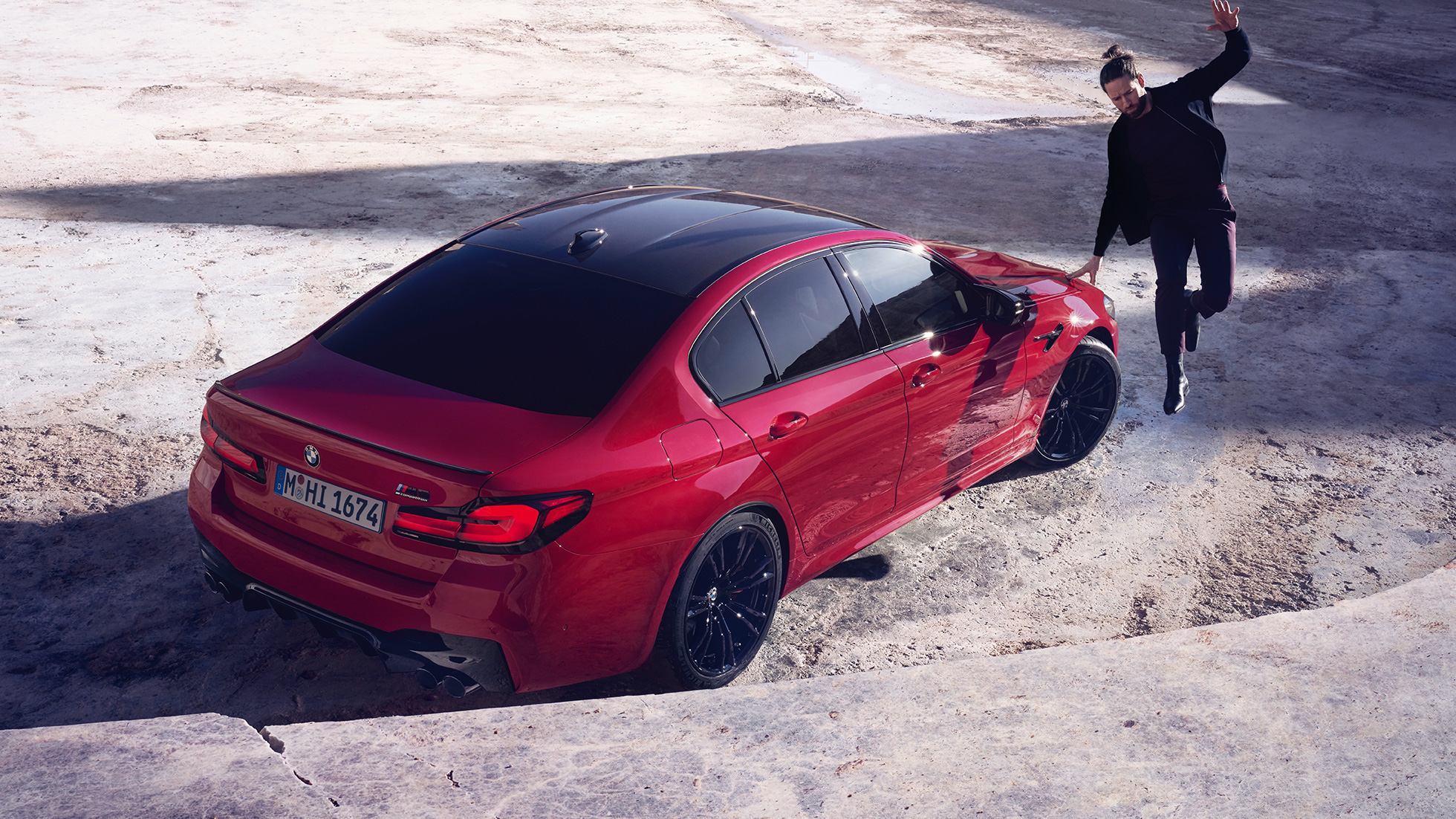 BMW M5 Competition F90 LCI Facelift 2020 три четвърти изглед отзад от перспектива птичи поглед BMW M5 Competition F90 LCI Facelift 2020 BMW Individual Imola Red три четвърти изглед отзад от перспектива птичи поглед