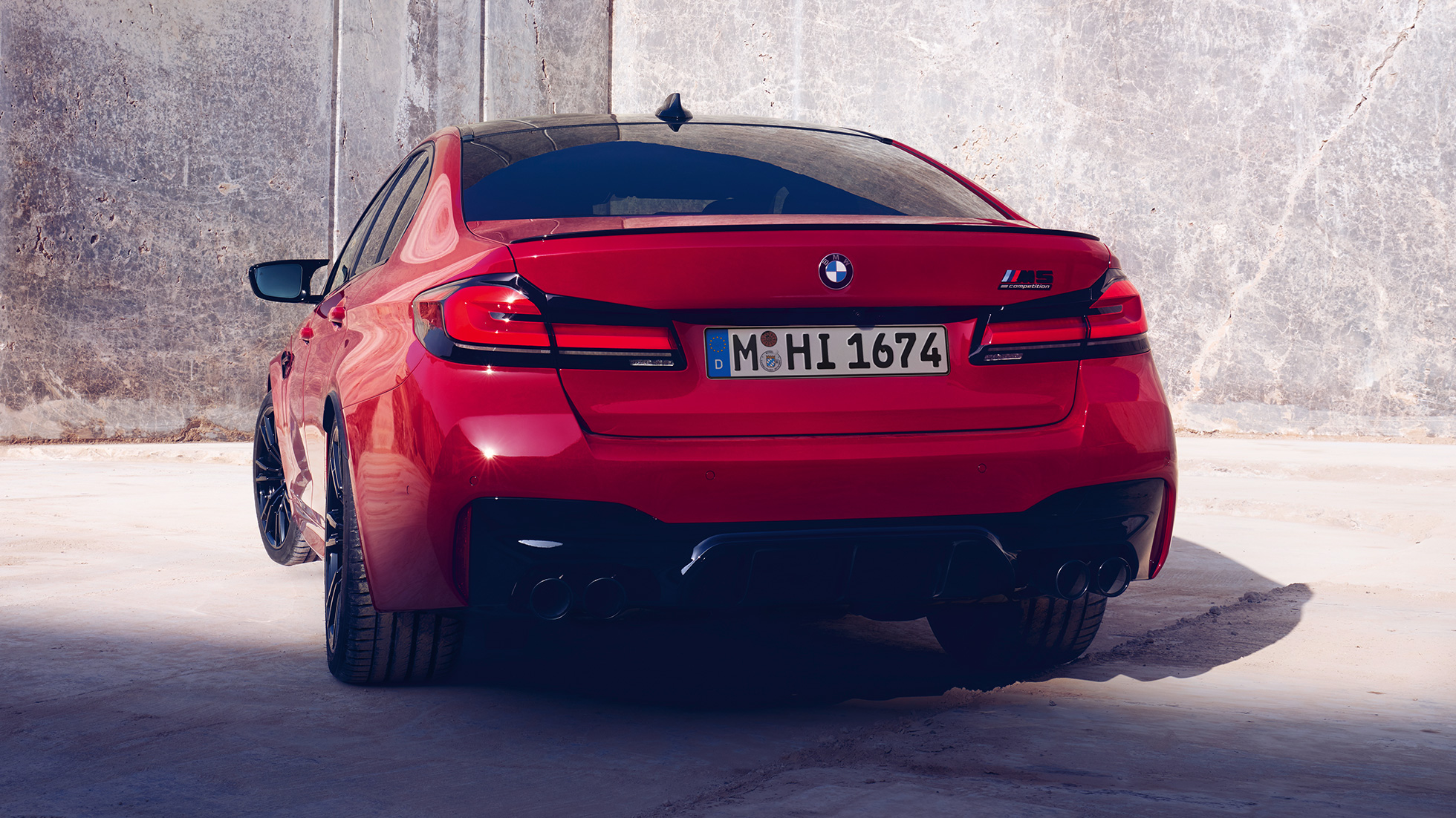 Задни светлини BMW M5 Competition F90 LCI фейслифт 2020 Задни светлини BMW M5 Competition F90 LCI фейслифт 2020 BMW Individual Imola Red изглед отзад