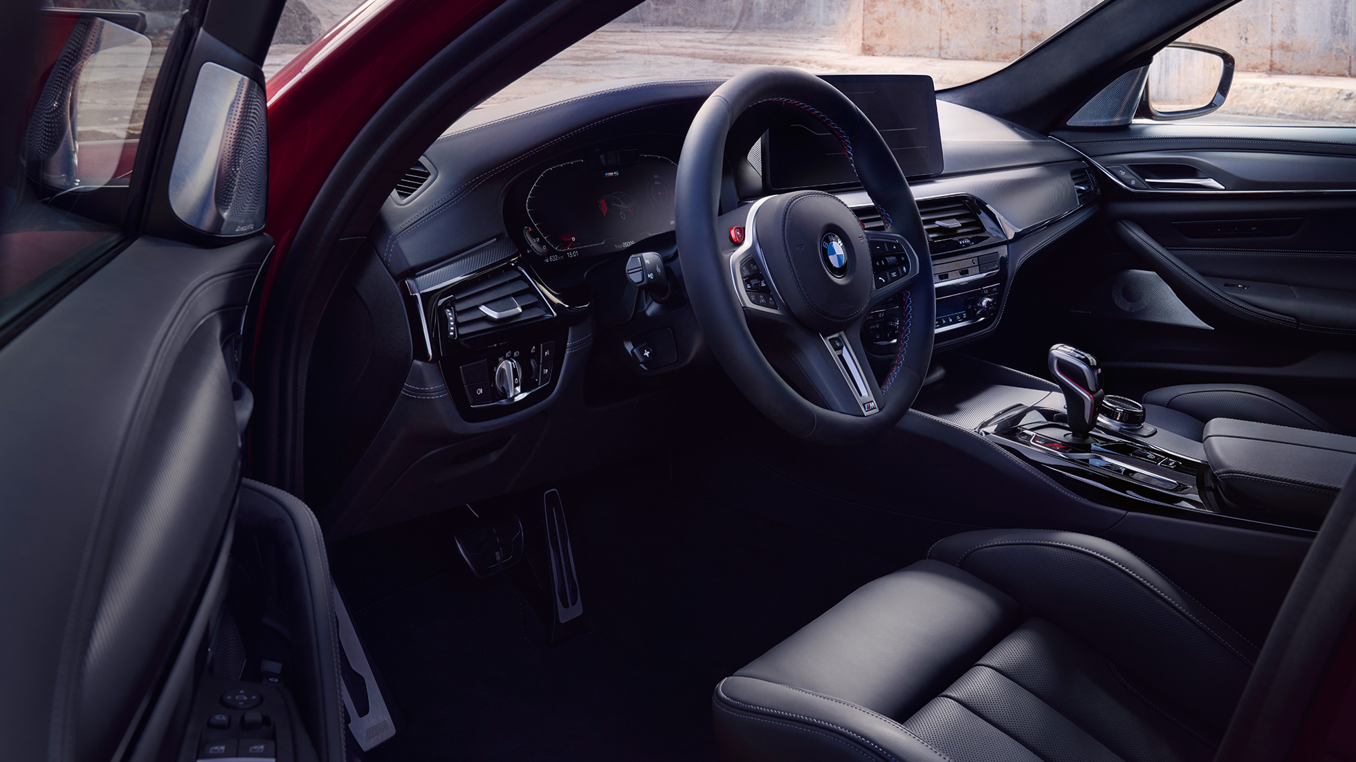 BMW M5 Competition F90 LCI Facelift 2020 кокпит BMW M5 Competition F90 LCI Facelift 2020 кокпит при отворена врата