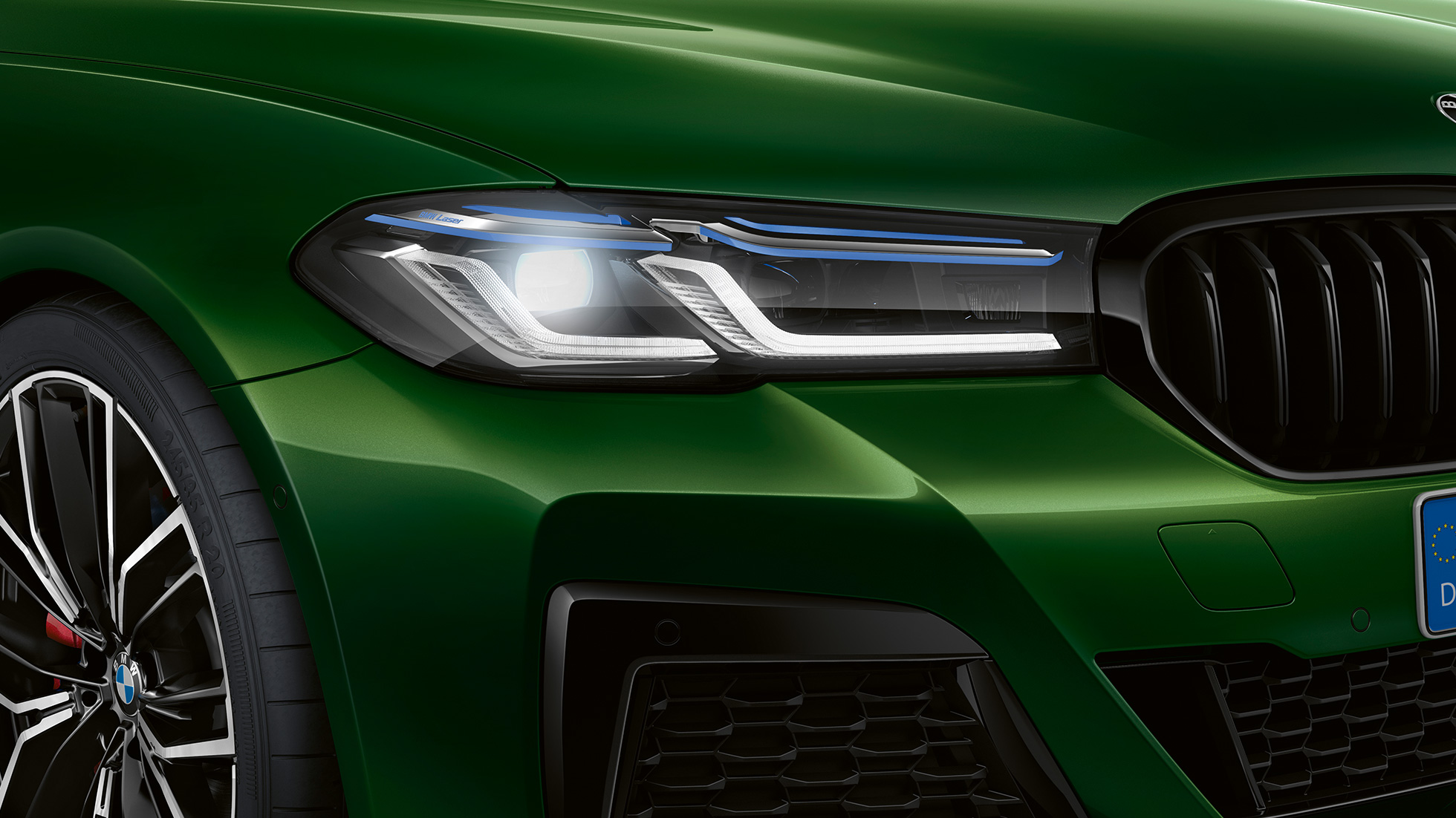 Светлини BMW Individual Shadow Line BMW M550i xDrive Седан G30 LCI Facelift 2020 Светлини BMW Individual Shadow Line BMW M550i xDrive Седан G30 LCI Facelift 2020 BMW Individual Verde Ermes metallic снимка отблизо отпред
