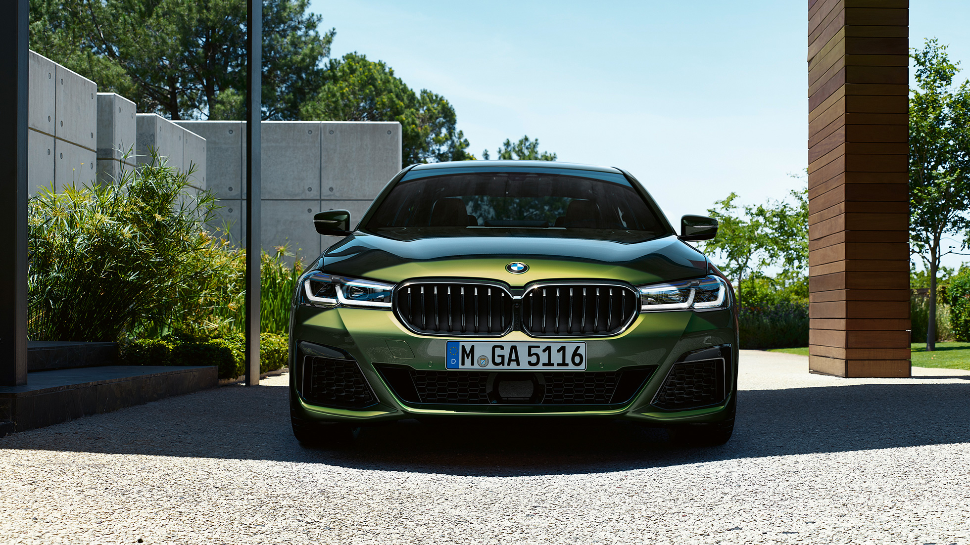 Предна част с нова бъбрековидна радиаторна решетка BMW M550i xDrive Седан G30 LCI фейслифт 2020 Предна част с нова бъбрековидна радиаторна решетка BMW M550i xDrive Седан G30 LCI фейслифт 2020 BMW Individual Verde Ermes metallic изглед отпред