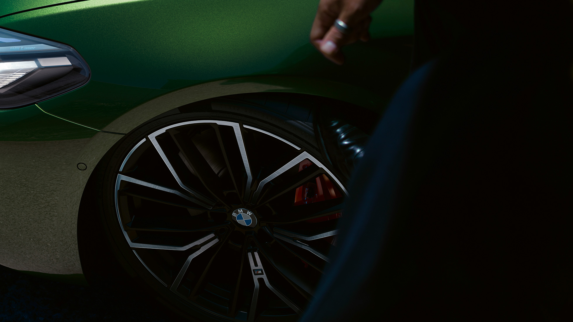 20-инчови М алуминиеви джанти с червени М Спортни спирачки BMW M550i xDrive Седан G30 LCI Facelift 2020 20-инчови М алуминиеви джанти с червени М Спортни спирачки BMW M550i xDrive Седан G30 LCI Facelift 2020