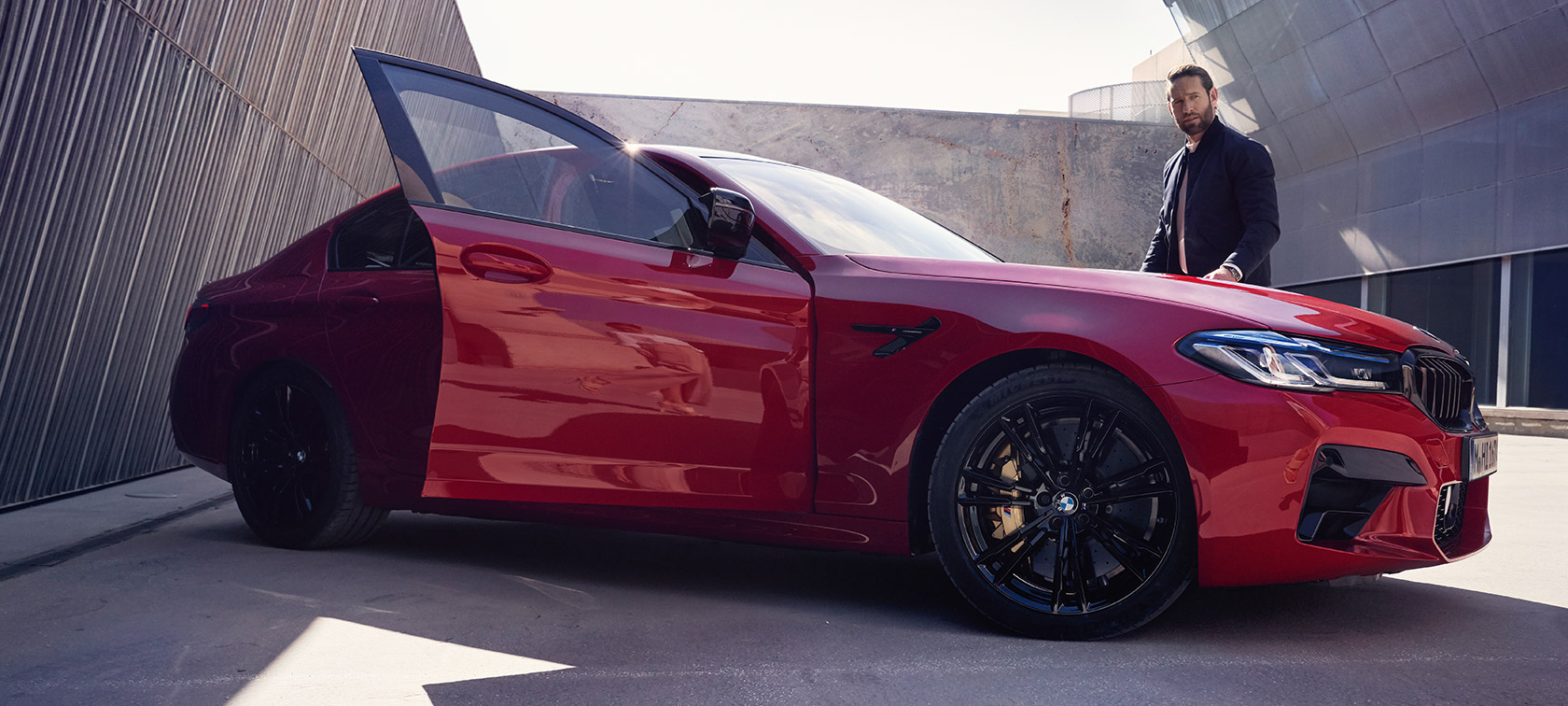 BMW M5 Competition F90 LCI Facelift 2020 изглед отстрани при отворена врата BMW M5 Competition F90 LCI Facelift 2020 BMW Individual Imola Red изглед отстрани с с отворена врата