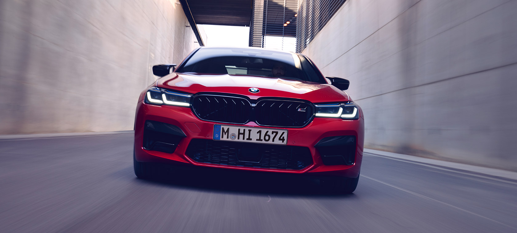 BMW M5 Competition F90 LCI Facelift 2020 изглед отпред BMW M5 Competition F90 LCI Facelift 2020 BMW Individual Imola Red изглед отпред в движение