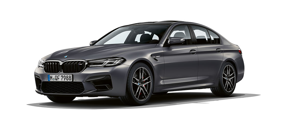 BMW M5 F90 LCI Facelift 2020 три четвърти изглед отпред BMW M5 F90 LCI фейслифт 2020 Brands Hatch Grey metallic три четвърти изглед отпред