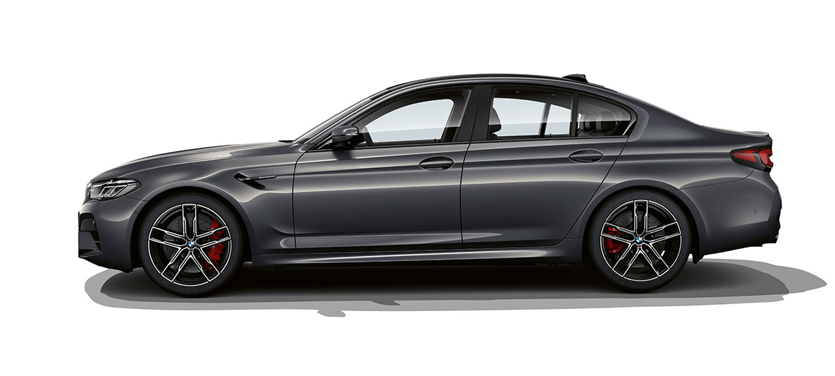 BMW M5 F90 LCI Facelift 2020 изглед отстрани BMW M5 F90 LCI фейслифт 2020 Brands Hatch Grey metallic изглед отстрани