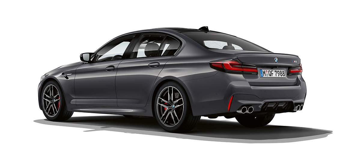 BMW M5 F90 LCI Facelift 2020 три четвърти изглед отзад BMW M5 F90 LCI фейслифт 2020 Brands Hatch Grey metallic три четвърти изглед отзад