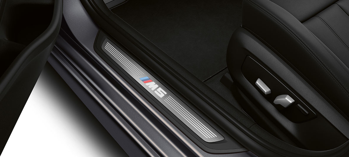 Лайстни на праговете с надпис M5 BMW M5 F90 LCI фейслифт 2020 интериор Лайстни на праговете с надпис M5 BMW M5 F90 LCI фейслифт 2020 интериор
