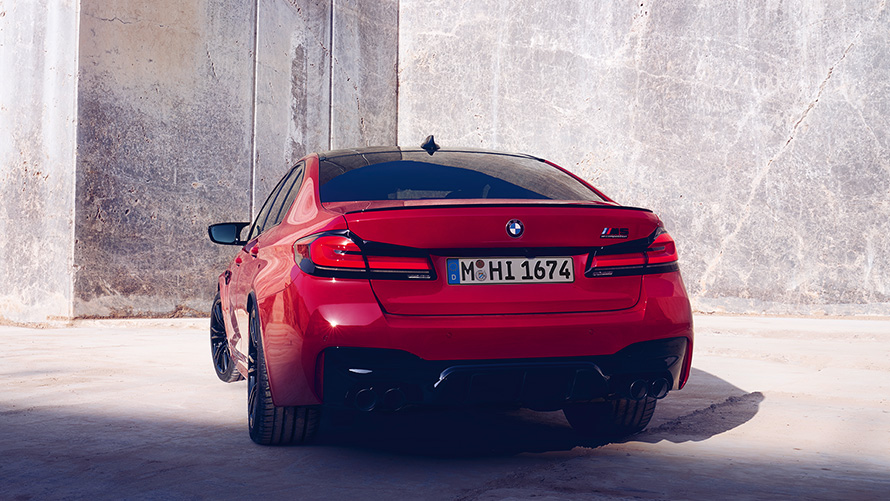 BMW M5 Competition F90 LCI фейслифт 2020 BMW Individual Imola Red изглед отзад