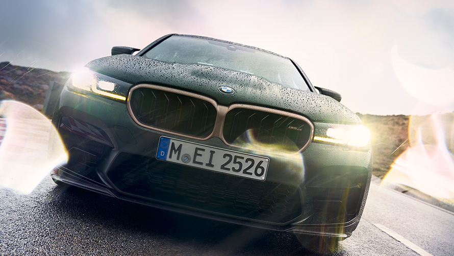 BMW M5 CS F90 2021 Frozen Deep Green metallic изглед отпред с включени фарове