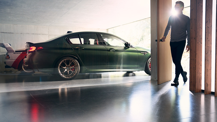 BMW M5 CS F90 2021 Frozen Deep Green metallic изглед отстрани в гараж