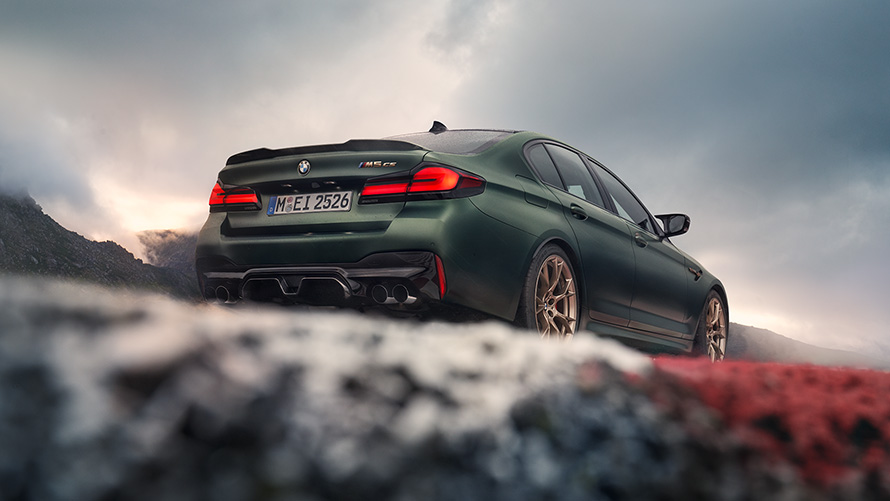 BMW M5 CS F90 2021 Frozen Deep Green metallic три четвърти изглед отзад от ниска гледна точка