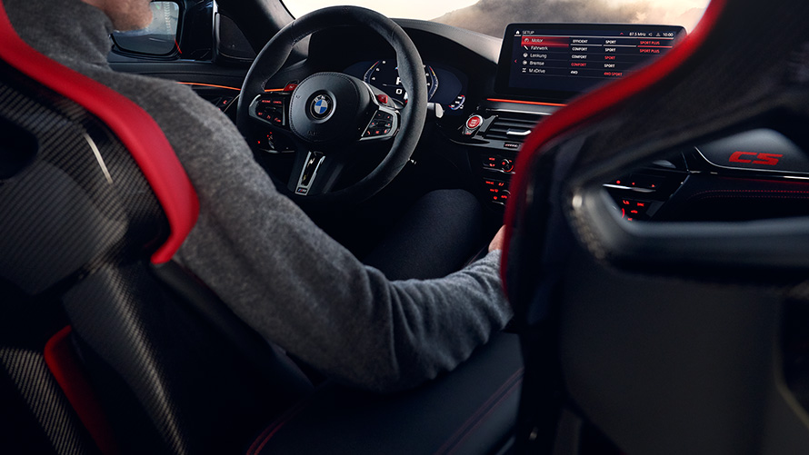 BMW M5 CS F90 2021 интериор кокпит с водач 