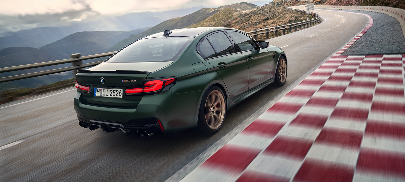 BMW M5 CS F90 2021 Frozen Deep Green metallic три четвърти изглед отзад BMW M5 CS F90 2021 Frozen Deep Green metallic три четвърти изглед отзад