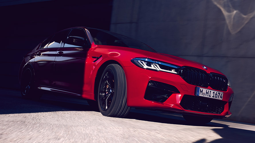BMW M5 Competition F90 LCI Facelift 2020 три четвърти изглед отпред в покой BMW M5 Competition F90 LCI Facelift 2020 BMW Individual Imola Red три четвърти изглед отпред в покой