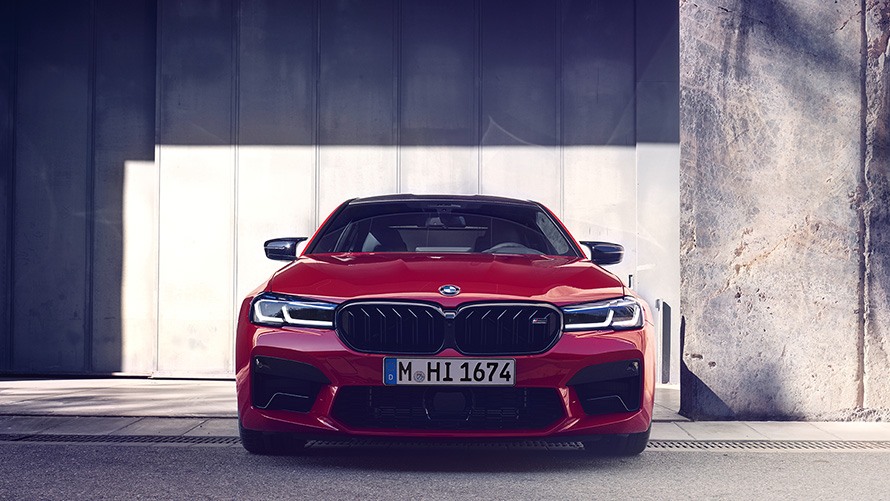 BMW M5 Competition F90 LCI Facelift 2020 BMW Individual Imola Red изглед отпред на паркинг