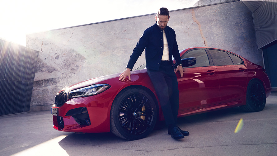 BMW M5 Competition F90 LCI Facelift 2020 BMW Individual Imola Red три четвърти изглед отстрани с мъж