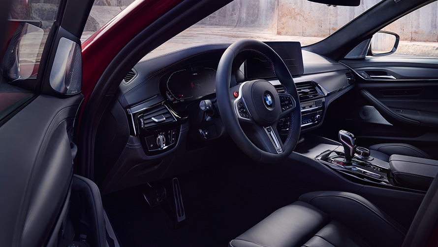 BMW M5 Competition F90 LCI Facelift 2020 изглед отстрани при отворена врата