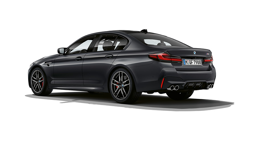 BMW M5 F90 LCI фейслифт 2020 Brands Hatch Grey metallic три четвърти изглед отзад