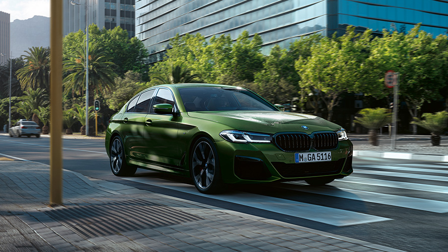 BMW M550i xDrive Седан G30 LCI Facelift 2020 BMW Individual Verde Ermes metallic три четвърти изглед отпред в движение