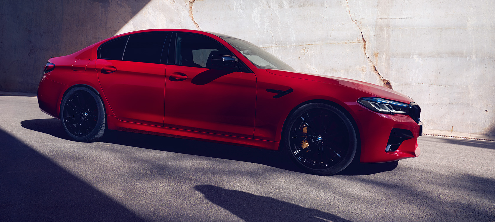 BMW M5 Competition F90 LCI Facelift 2020 изглед отстрани BMW M5 Competition F90 LCI фейслифт 2020 BMW Individual Imola Red изглед отстрани
