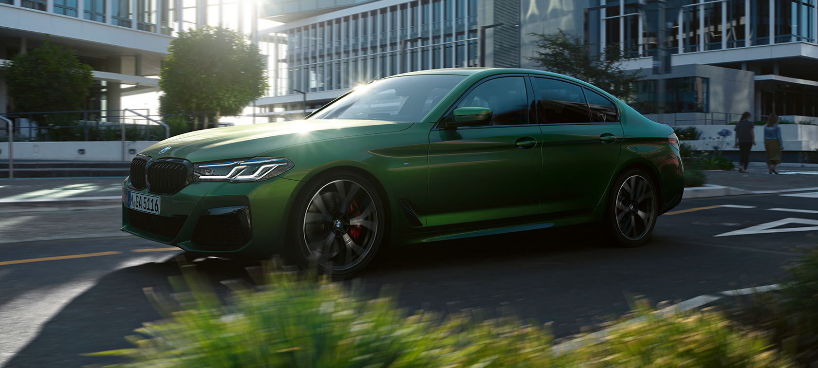 BMW M550i xDrive Седан G30 2020 изглед отстрани в движение BMW M550i xDrive Седан G30 LCI Facelift 2020 BMW Individual Verde Ermes metallic изглед отстрани в движение