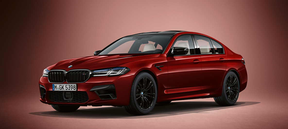 BMW Individual BMW M5 Седан F90 2020 Aventurine Red metallic BMW Individual BMW M5 Седан F90 LCI Facelift 2020 Aventurine Red metallic три четвърти изглед отпред