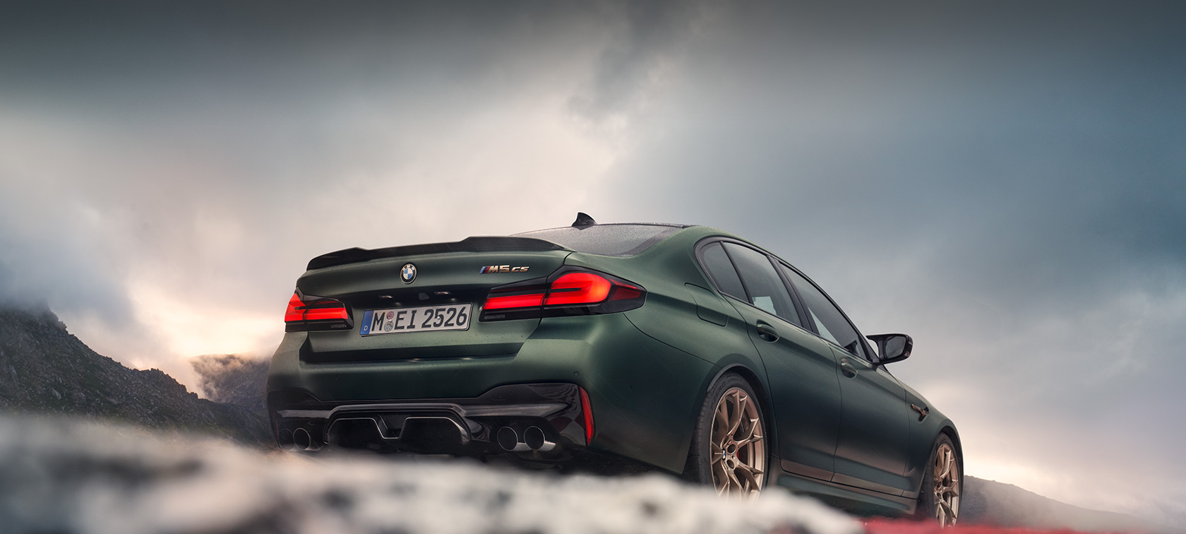 BMW M5 CS F90 2021 Frozen Deep Green metallic три четвърти изглед отзад от ниска гледна точка BMW M5 CS F90 2021 Frozen Deep Green metallic три четвърти изглед отзад от ниска гледна точка