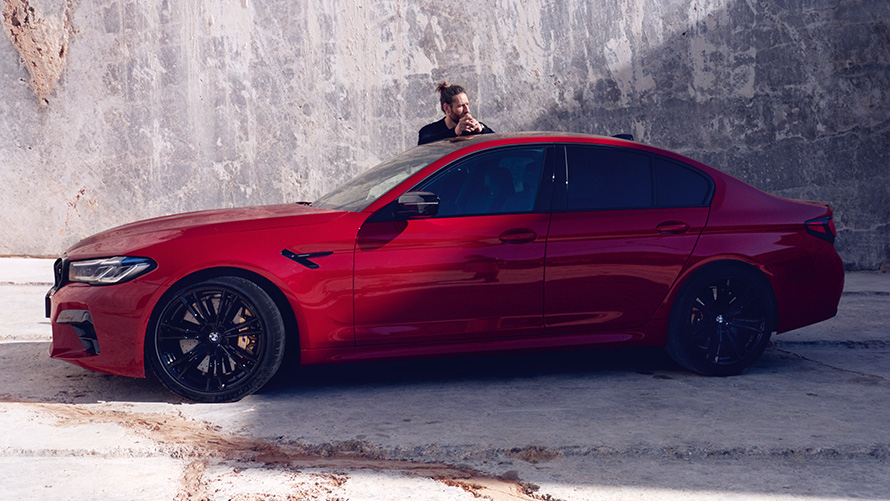 BMW M5 Competition F90 LCI Facelift 2020 изглед отстрани в покой BMW M5 Competition F90 LCI Facelift 2020 BMW Individual Imola Red изглед отстрани в покой