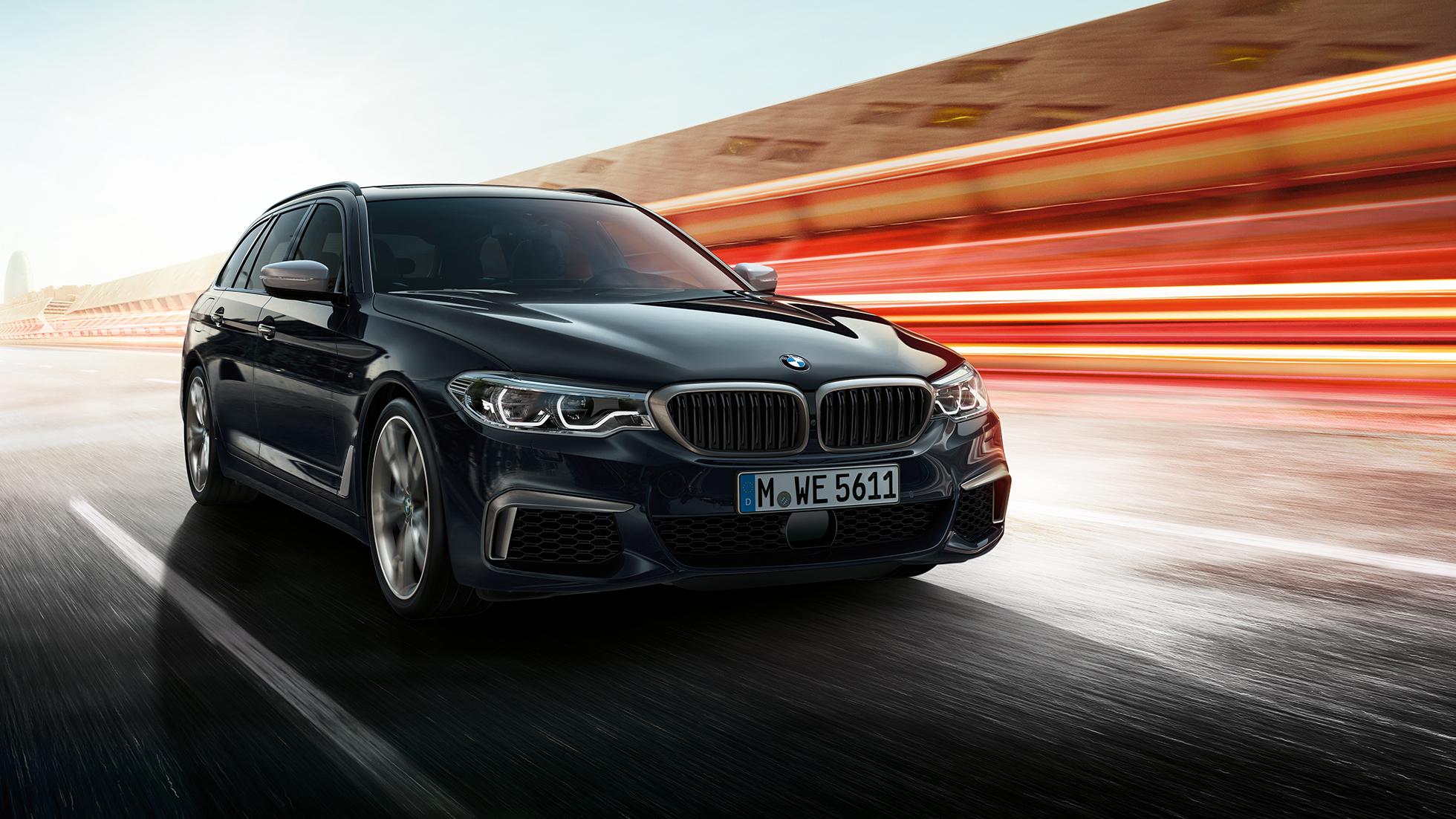 BMW бъбрековидна радиаторна решетка BMW M550d xDrive Туринг BMW бъбрековидна радиаторна решетка BMW M550d xDrive Туринг G31 Azurite Black metallic снимка отблизо отпред