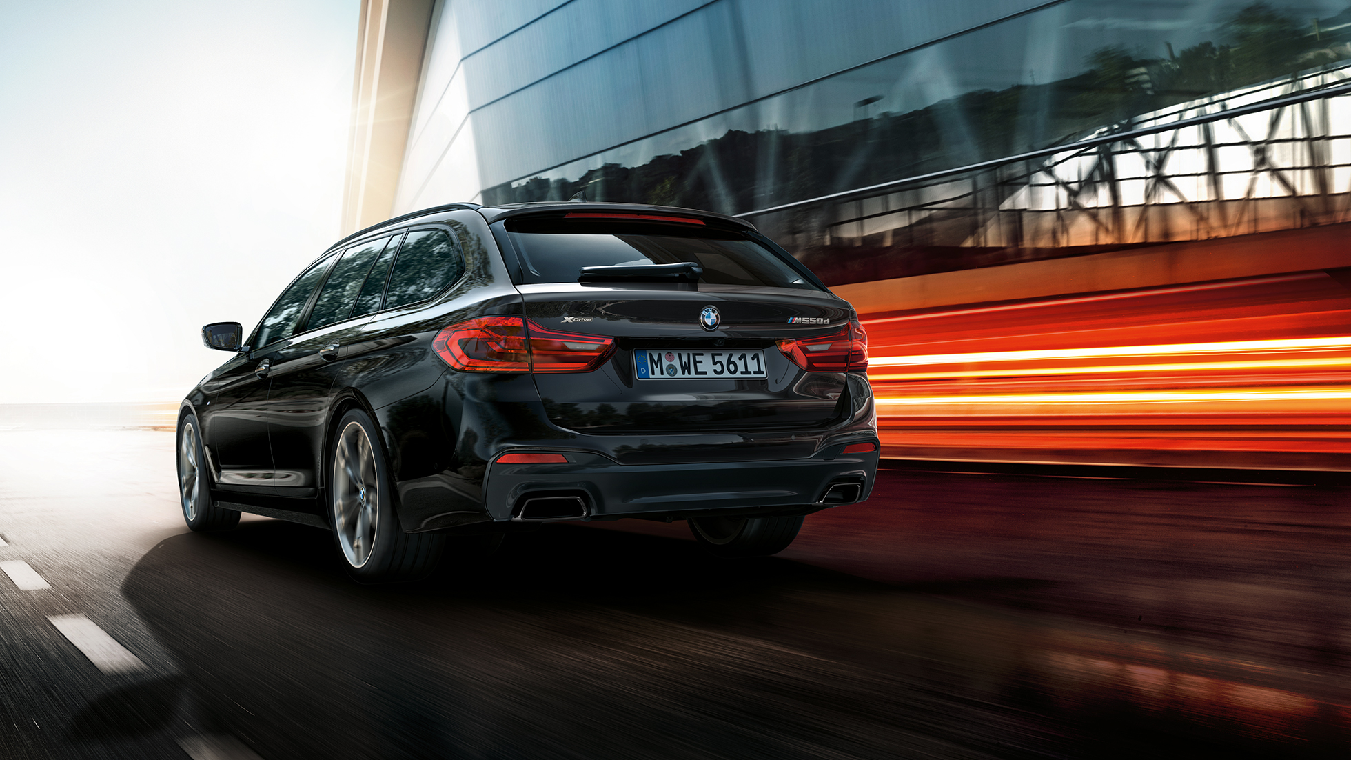 Три четвърти изглед отзад BMW M550d xDrive Туринг BMW M550d xDrive Туринг G31 Azurite Black metallic три четвърти изглед отзад