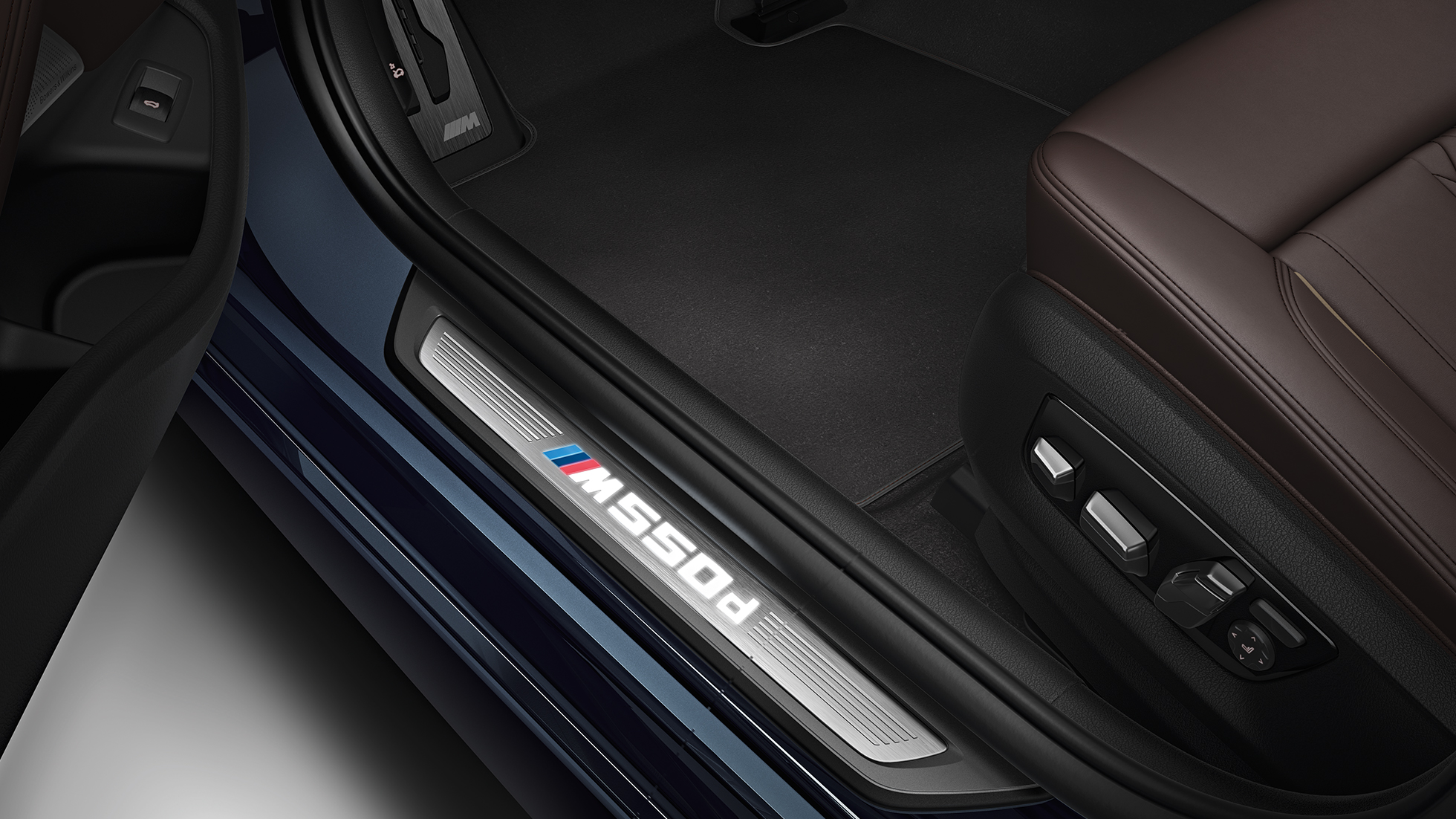 Лайстни на праговете BMW M550d xDrive Туринг Лайстни на праговете BMW M550d xDrive Туринг G31 интериор