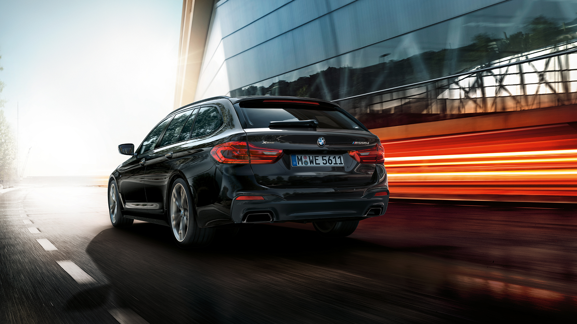 Външен дизайн BMW M550d xDrive Туринг Външен дизайн BMW M550d xDrive Туринг G31 Azurite Black metallic три четвърти изглед отзад BMW M550d Туринг акценти