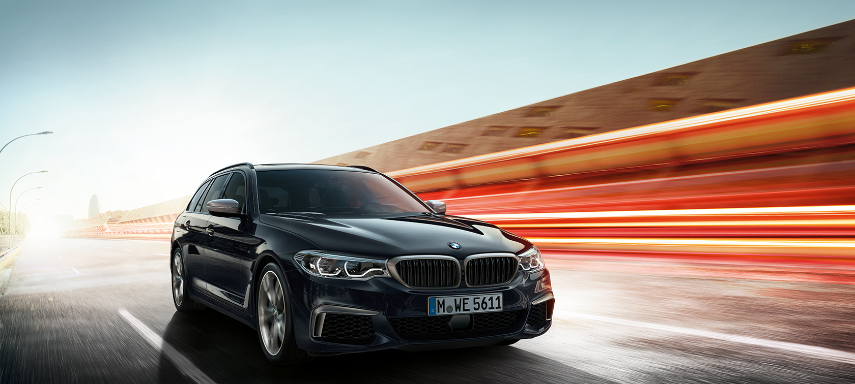 BMW M550d xDrive Туринг три четвърти изглед отпред BMW M550d xDrive Туринг ново G31 Azurite Black metallic три четвърти изглед отпред